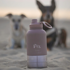 Thermofles bruin met gravering en twee bakjes voor water en voer. Ideaal voor wandeling met hond of dagjes uit.