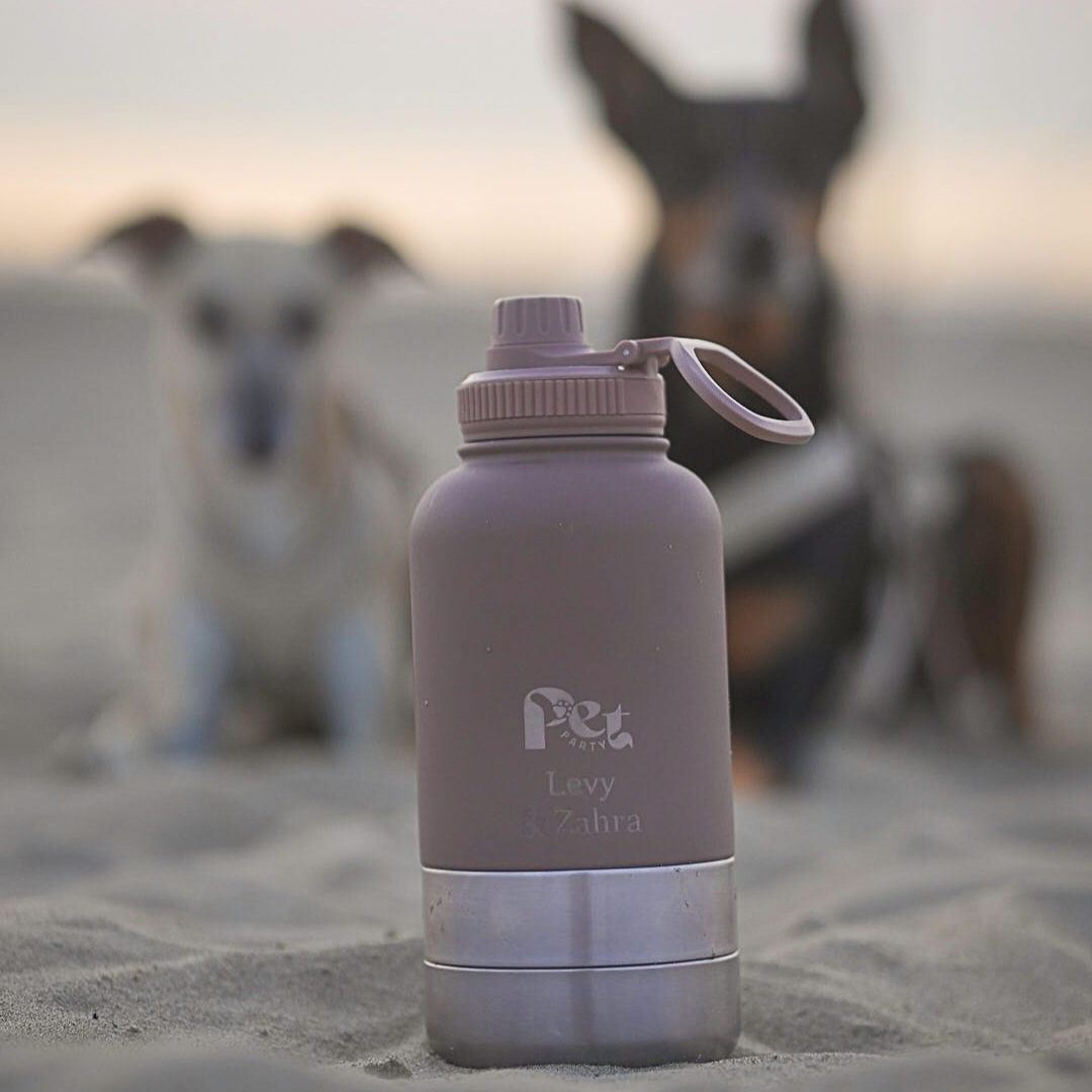 Thermofles bruin met gravering en twee bakjes voor water en voer. Ideaal voor wandeling met hond of dagjes uit.